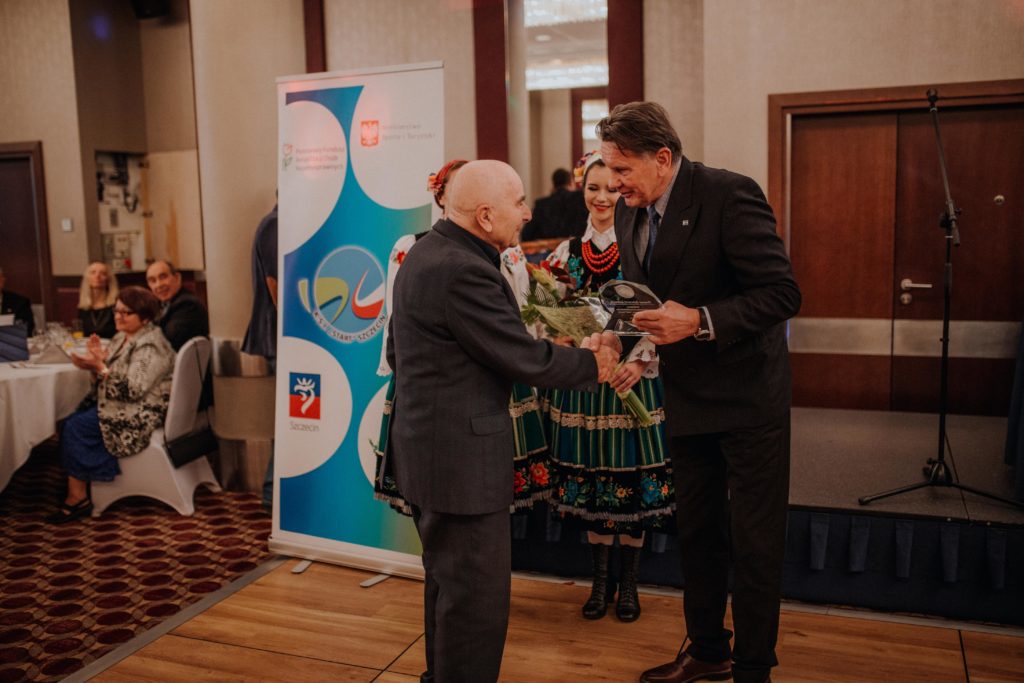 Trener 35-lecia Edward Jędruch z przewodniczącym Kapituły Plebiscytu dr Krzysztofem Krupeckim, fot. Alicja Królikowska Fotografia